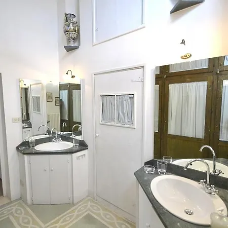 Sleeps 8 Pool Air Con Wifi