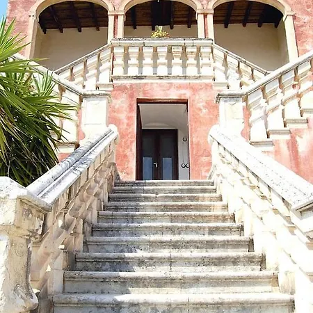 Sleeps 8 Pool Air Con Wifi